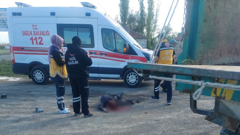 Konya'nın komşu ilçesinde kepçeyle çarpışan motosikletin sürücüsü hayatını kaybetti