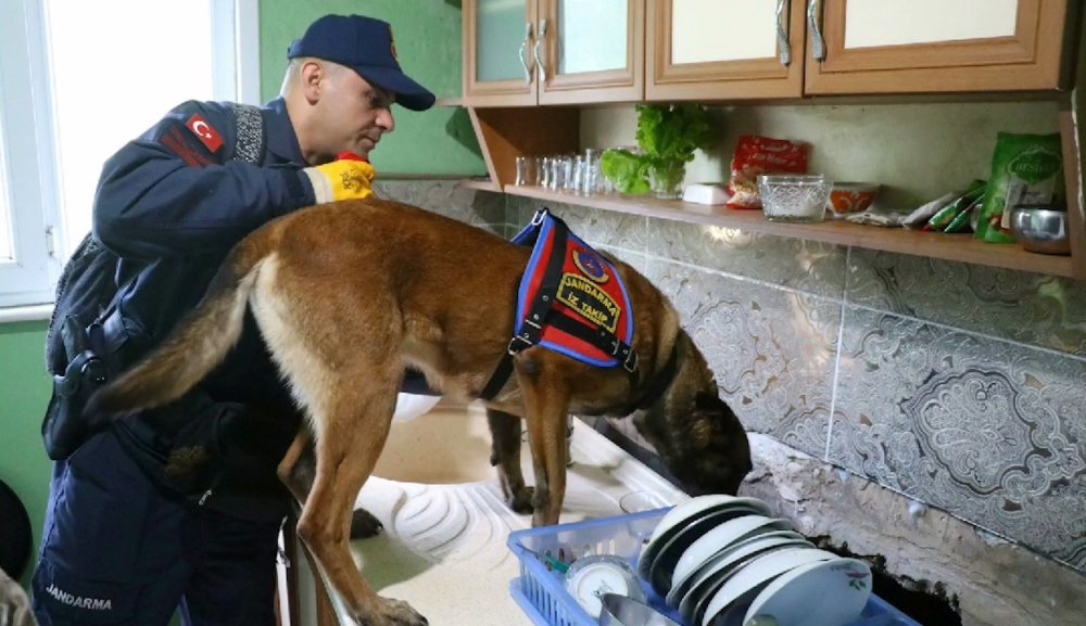 4 yıldır aranıyordu! Gizli bölmede saklanırken yakalandı