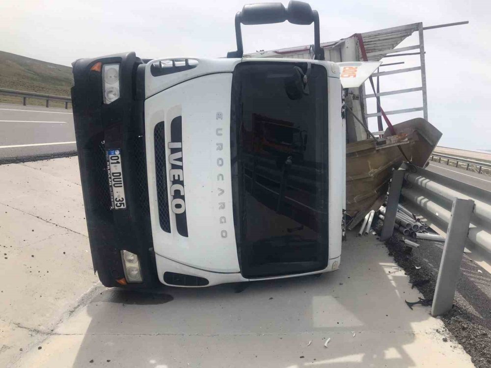 Konya’da plastik boru yüklü kamyon devrildi! Sürücü ölümden döndü