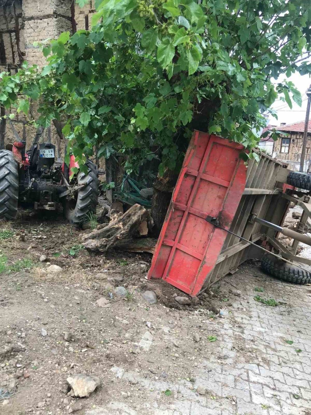 Devrilen traktörün sürücüsü hayatını kaybetti