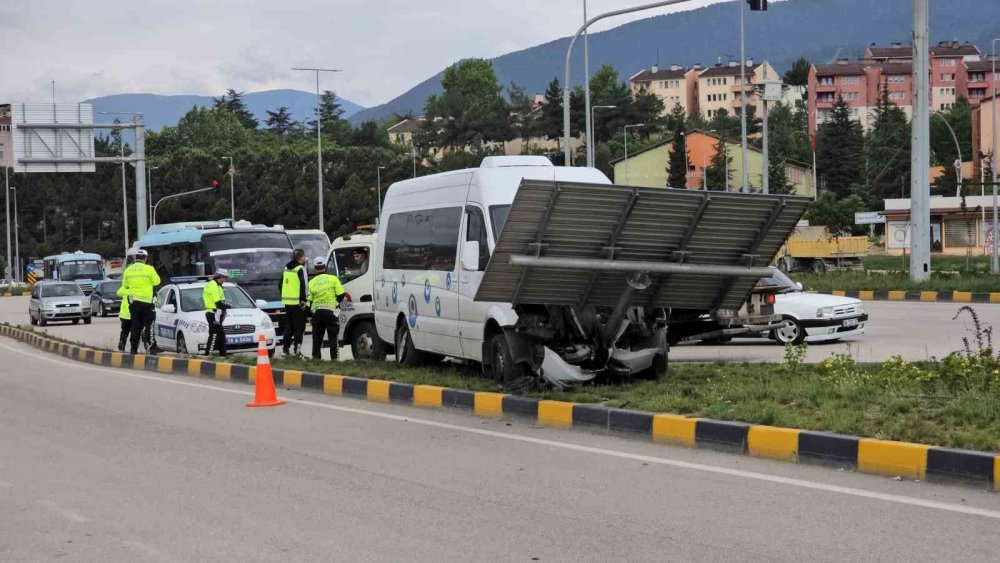 Alkollü sürücü yön tabelasına çarptı