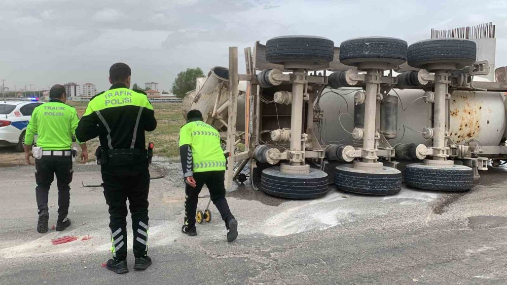 Karaman’da beton mikseri devrildi