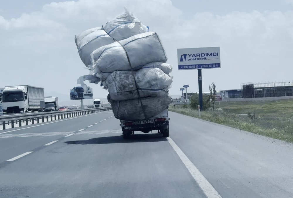 Trafikte “devrildi devrilecek” kamyonet şok etti