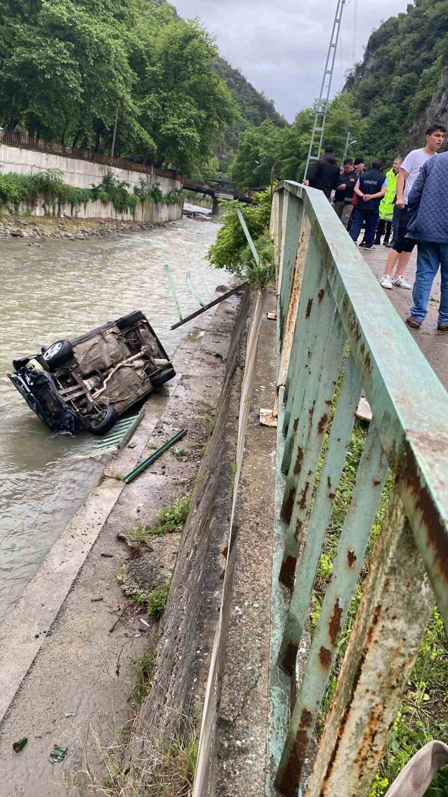 Karabük’te otomobil çaya uçtu: 1 yaralı