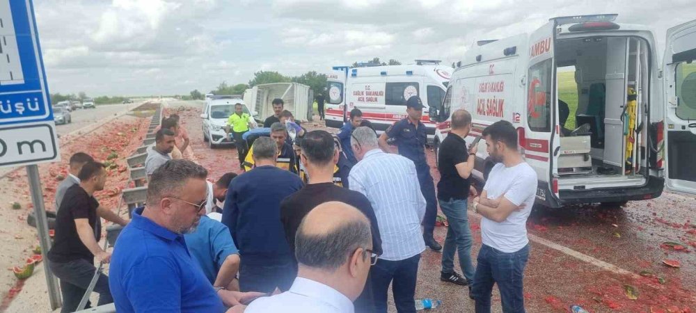Konya'da kamyonet devrildi, kasadaki karpuzlar yola saçıldı