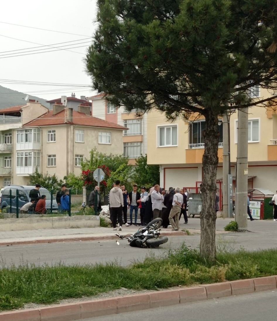 Konya'da otomobil yan yattı, 3 yaralı