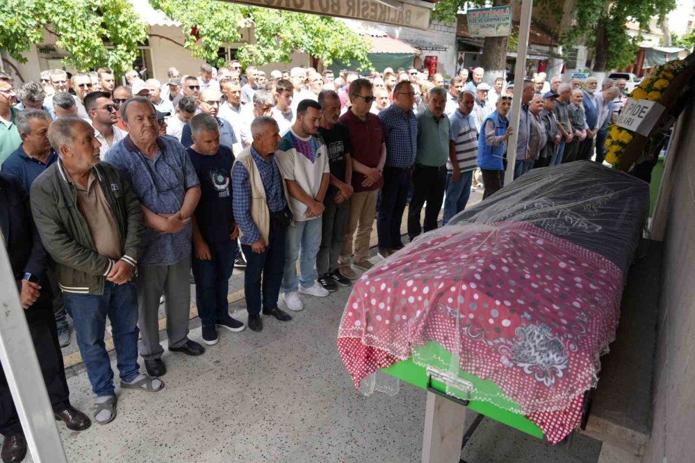 Trafik kazasında ölen genç kızın tabutuna duvak örtüldü