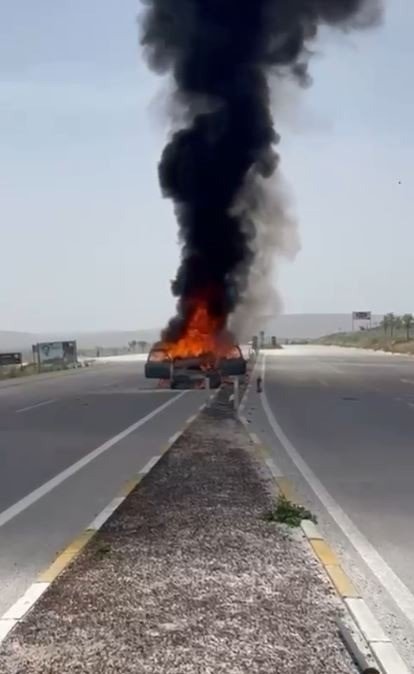 Konya'da seyir halindeki araç alev topuna döndü