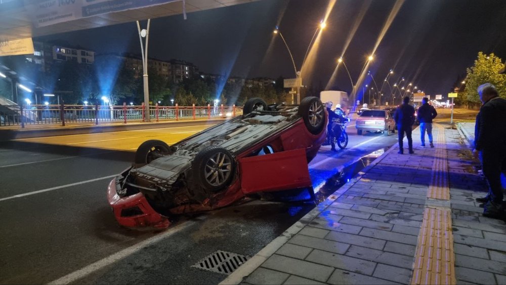 Kaza yapan araçlar takla attı, ortalık savaş alanına döndü: 3 yaralı