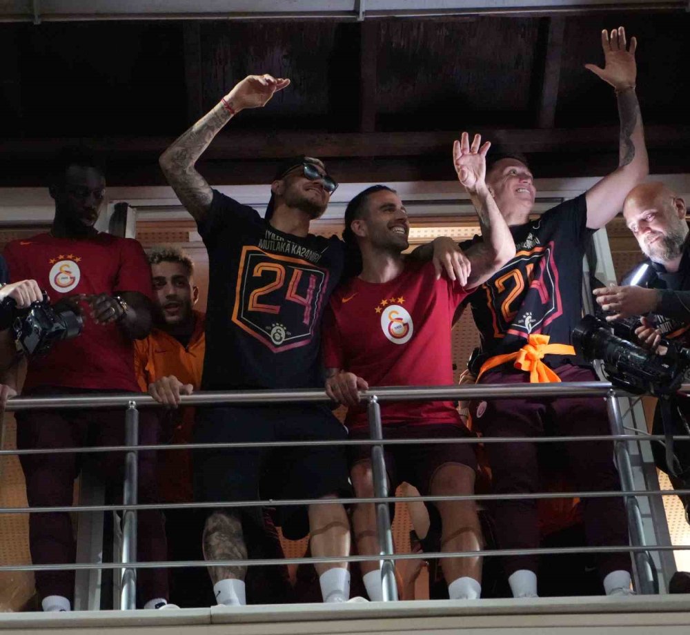 Şampiyon Galatasaray, Florya’da taraftarlarıyla buluştu