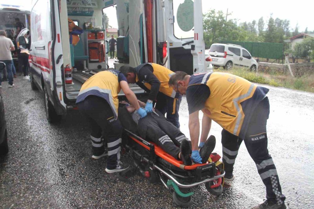 Konya'da devrilen kamyon minibüsle çarpıştı: 14 yaralı