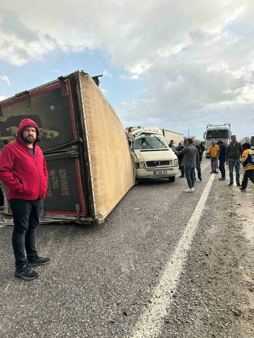 Konya'da devrilen kamyon minibüsle çarpıştı: 14 yaralı