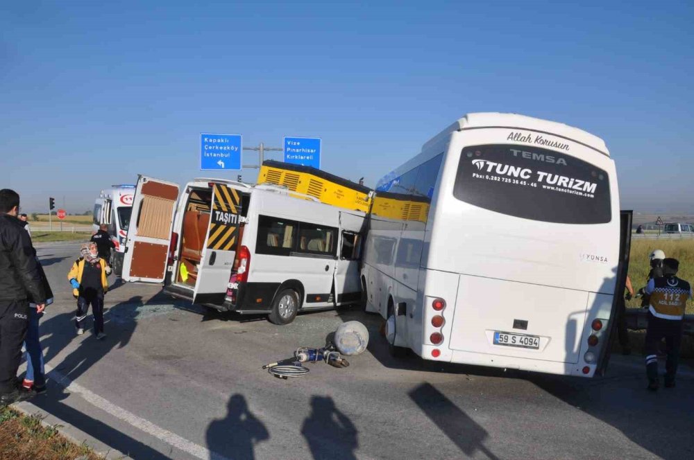 Tekirdağ’da işçi servislerine kamyonet çarptı: 18 yaralı