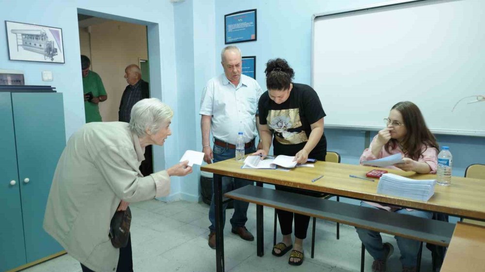 31 Mart’ta oylar çöpe atılmıştı, mahalleli ikinci kez sandığa gitti