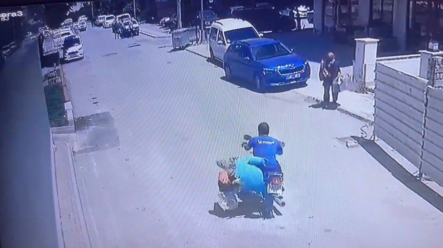 Eteği motosikletin zincirine takıldı, sürüklenip ölümden döndü