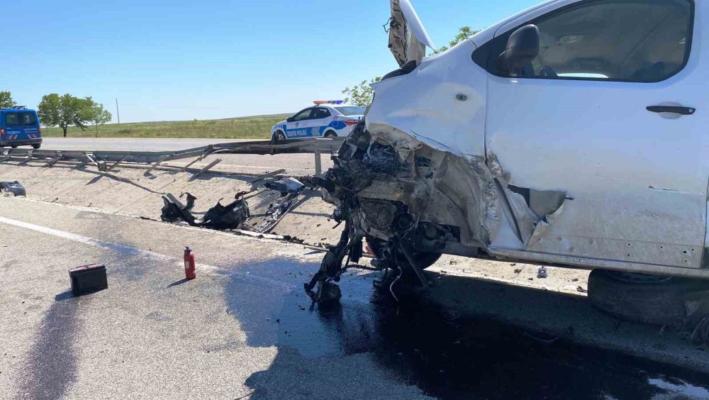 Konya'da minibüs paramparça olurken içeridekiler...