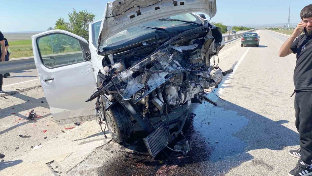 Konya'da minibüs paramparça olurken içeridekiler...