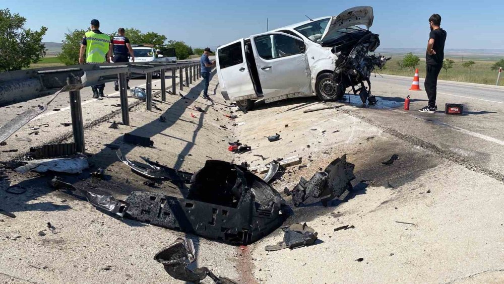 Konya'da minibüs paramparça olurken içeridekiler...