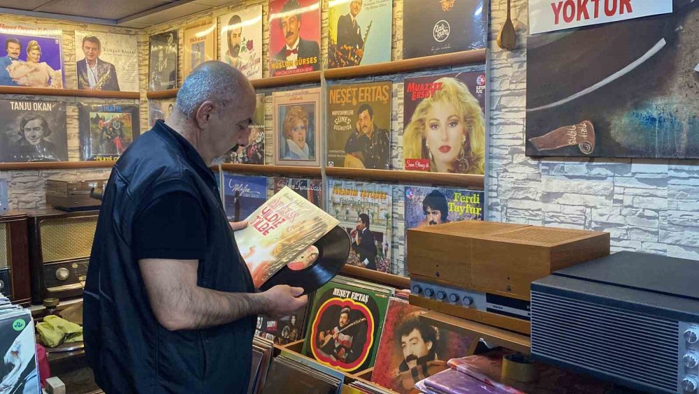Anısı olan gramofon, plak ve antika radyolar Konyalı tamirciye emanet
