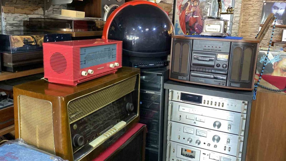 Anısı olan gramofon, plak ve antika radyolar Konyalı tamirciye emanet