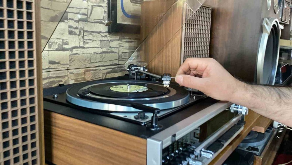 Anısı olan gramofon, plak ve antika radyolar Konyalı tamirciye emanet