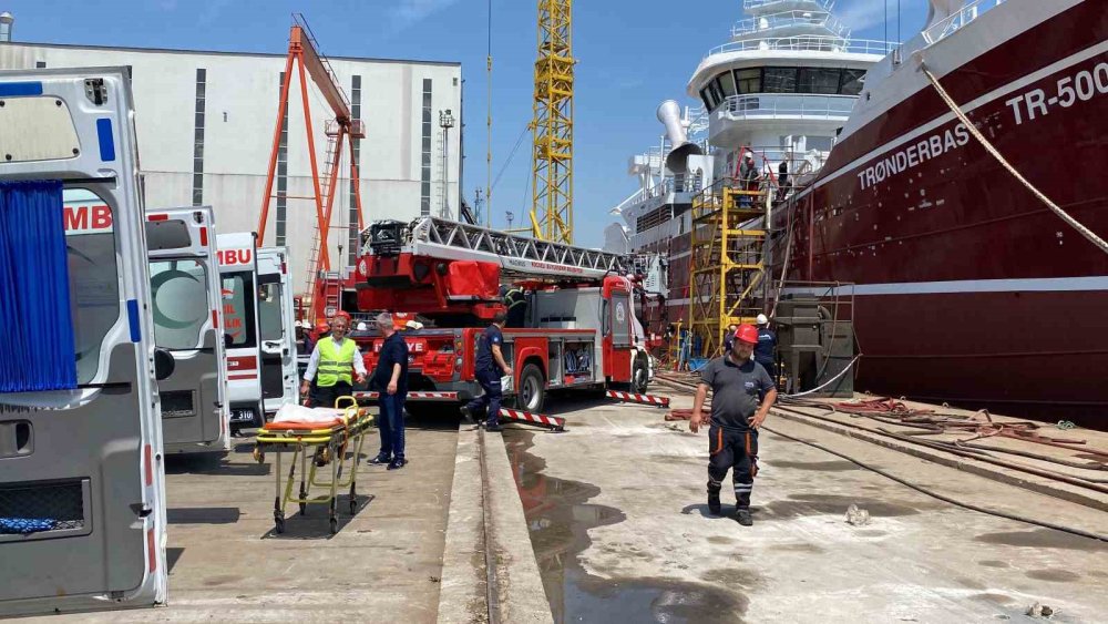 Gemide yangın çıktı, 4 işçi dumandan etkilendi