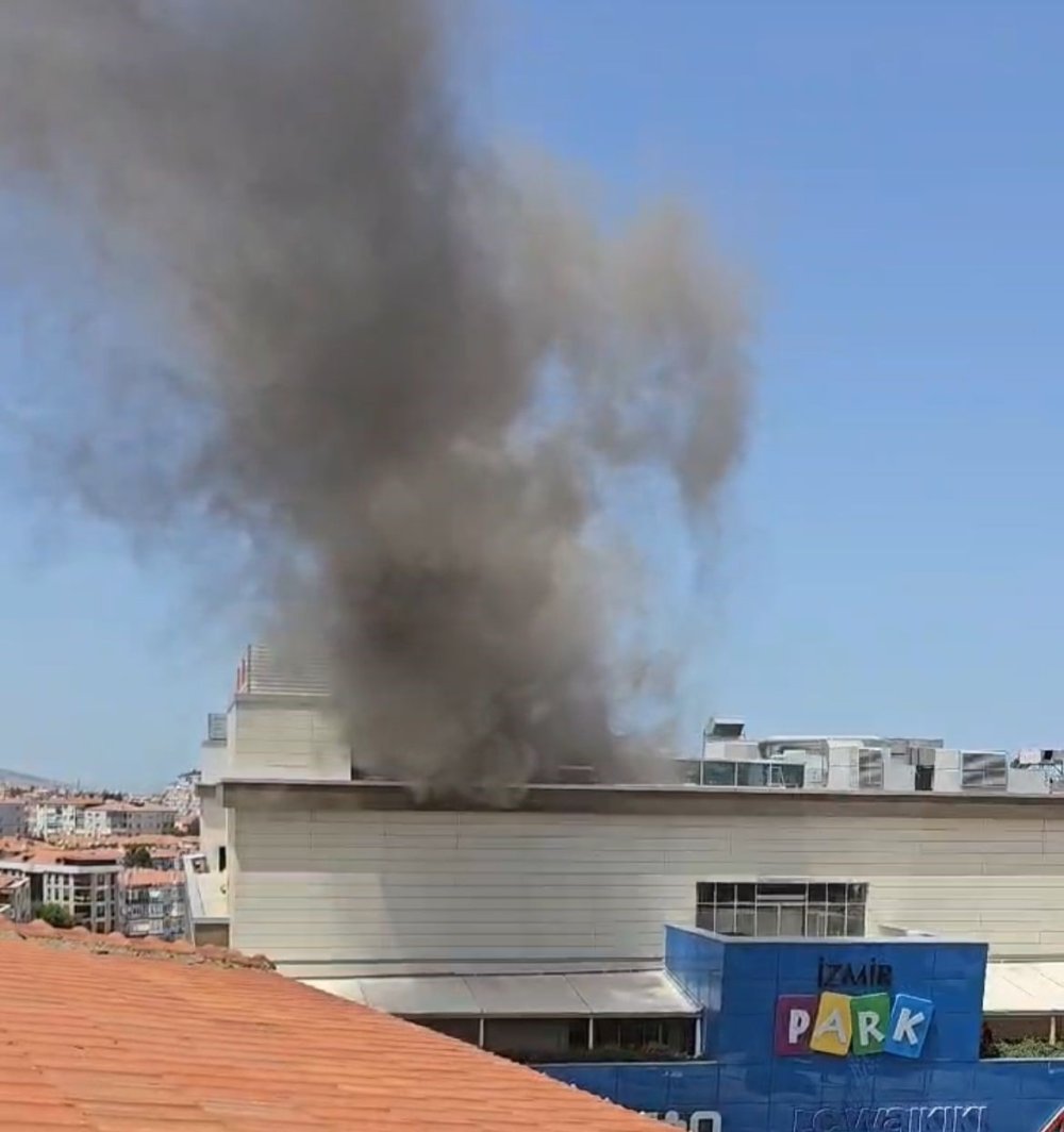 İzmir'deki meşhur AVM'de korkutan yangın! Panikle kaçtılar