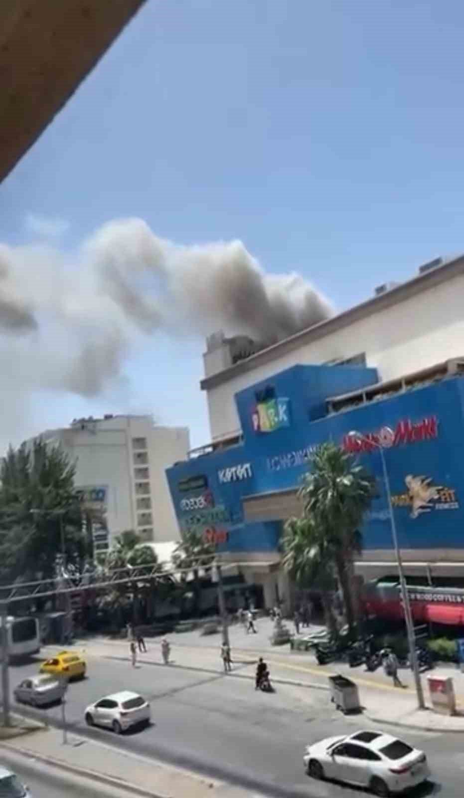 İzmir'deki meşhur AVM'de korkutan yangın! Panikle kaçtılar