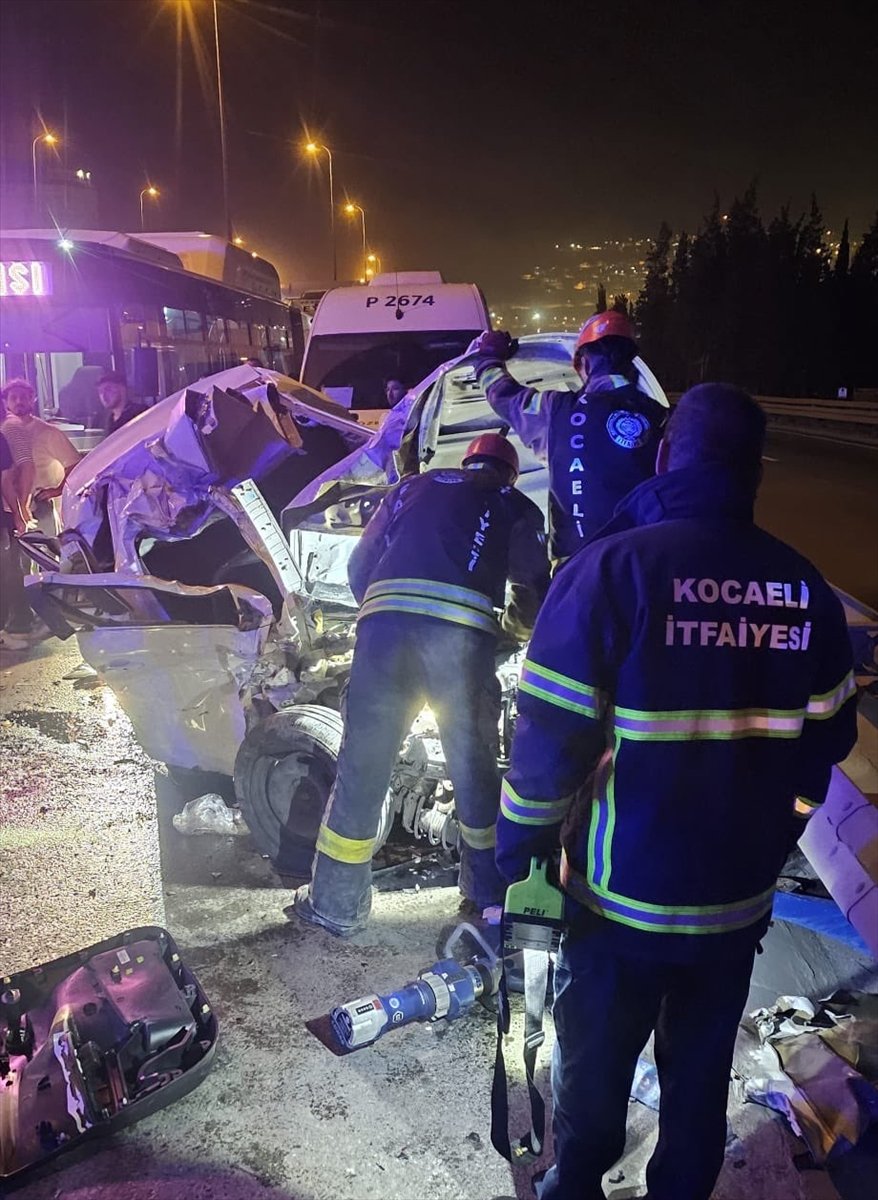 Kocaeli'de bariyere çarpan otomobildeki 2 kişi öldü