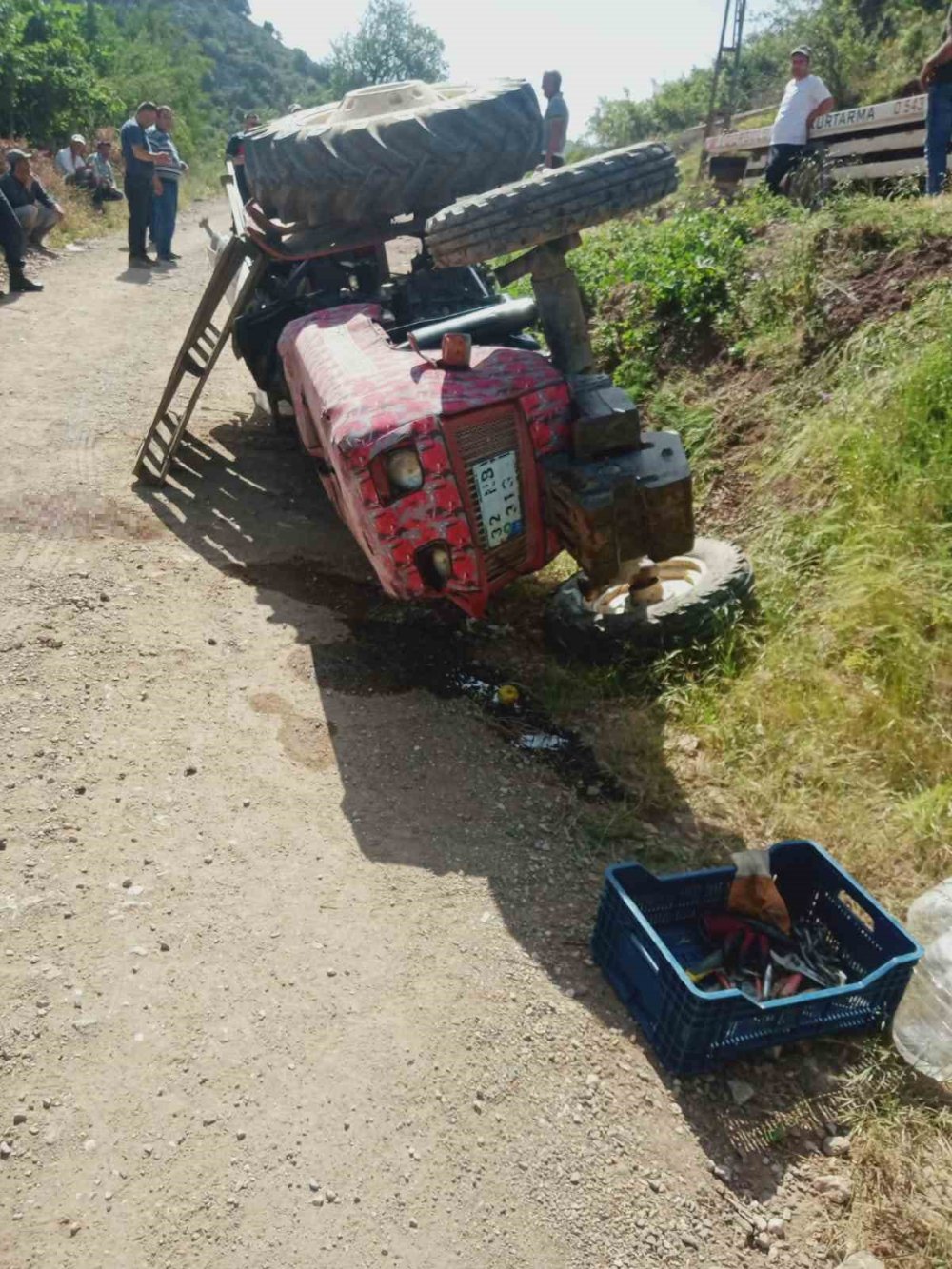 Isparta'da yoldan çıkan traktör devrildi: 8 yaşındaki çocuk öldü