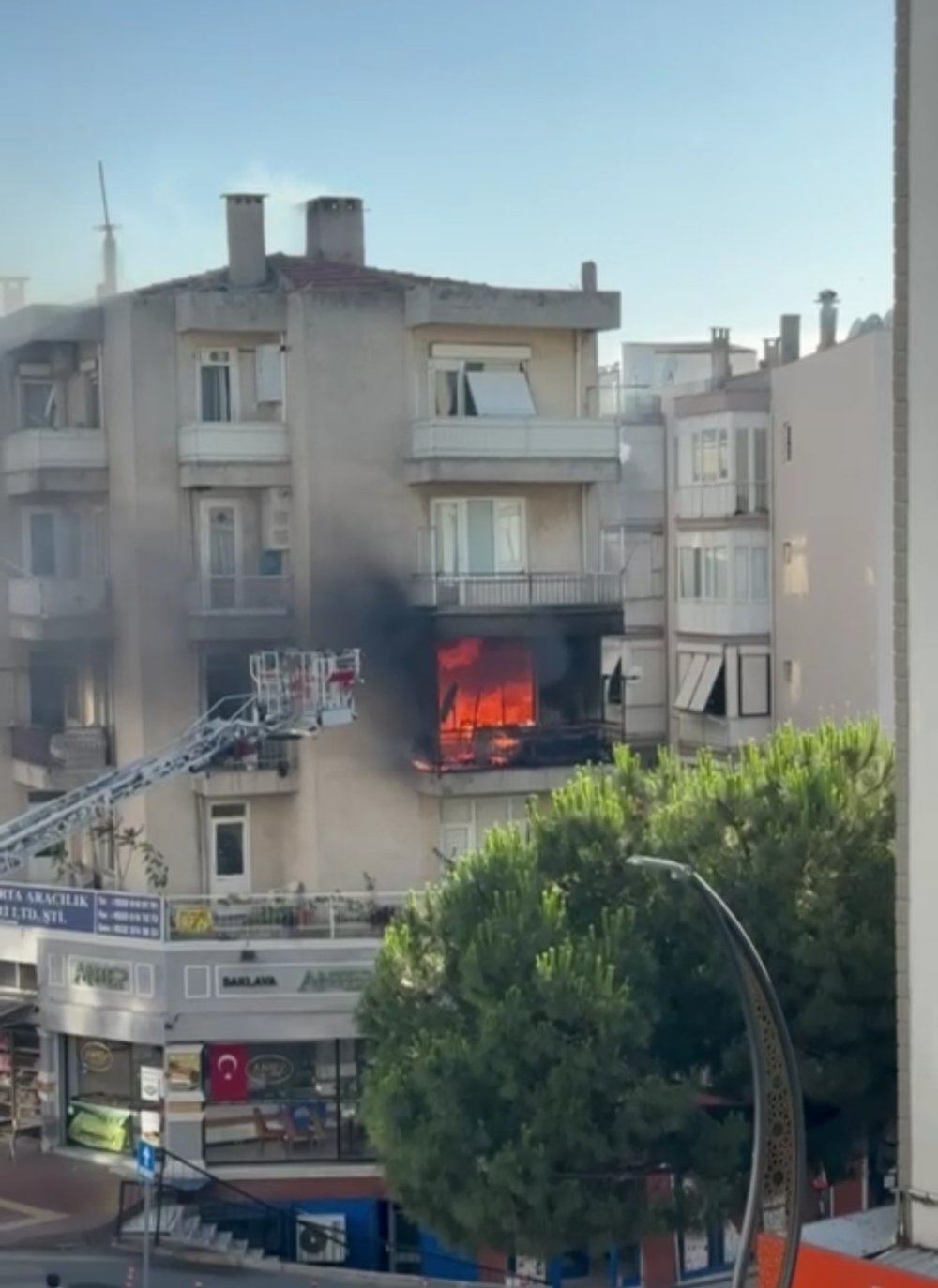 İzmir’de alevler evi sardı, yatalak hasta kadın hayatını kaybetti