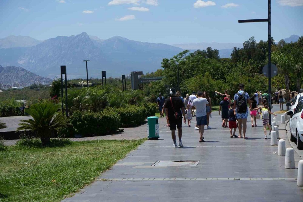 Antalya’da sıcaktan bunalanlar sahile koştu