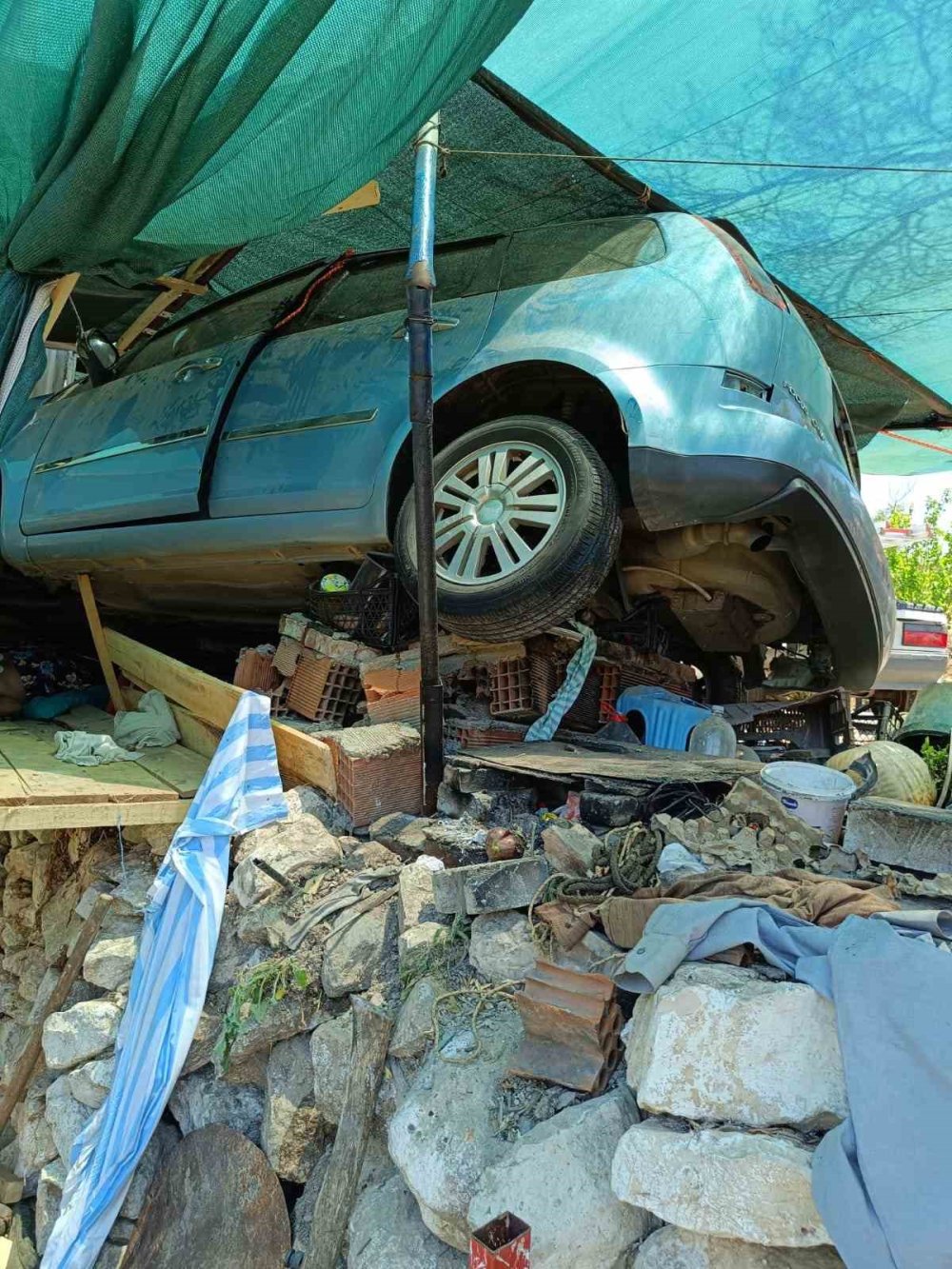 Otomobil yol kenarındaki iş yerine daldı: 1 ölü