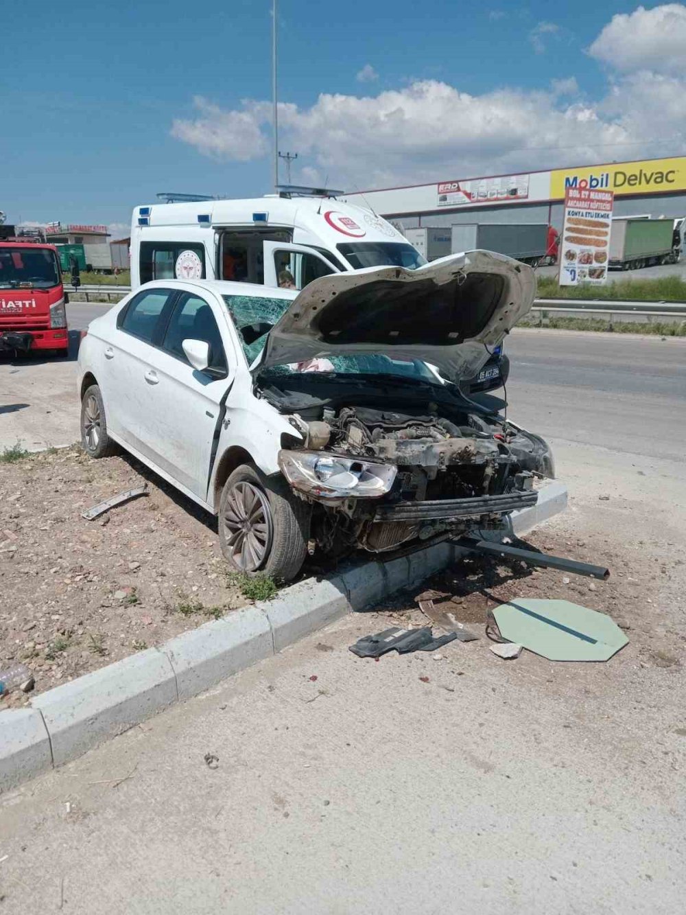 Amasya’da otomobil yol kenarındaki tezgaha daldı: 1 ölü