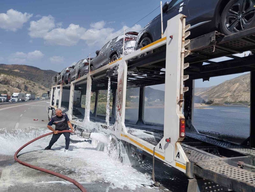 Sıfır kilometre araçlar yanmaktan son anda kurtarıldı