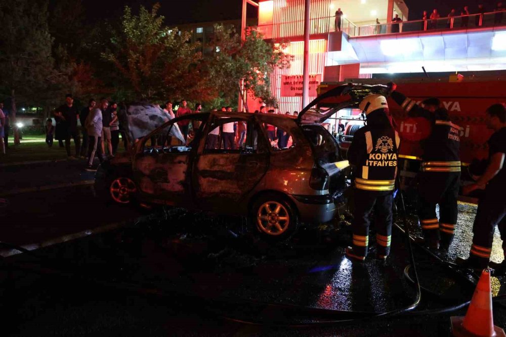 Konya'da elektrik direğine çarpan otomobil alev topuna döndü