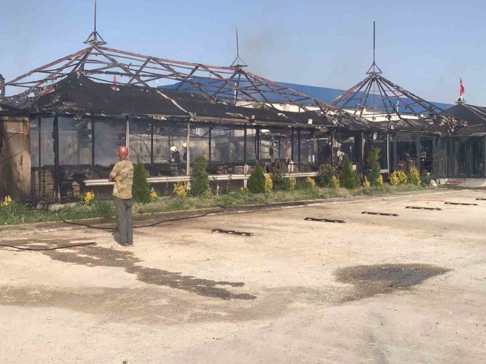 Konya'daki dinlenme tesisi alevlere teslim oldu