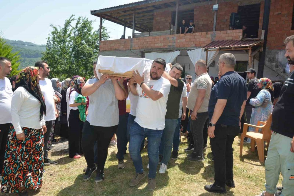 Ordu'da en acı karne tatili: Defne Nur, son yolculuğuna uğurlandı