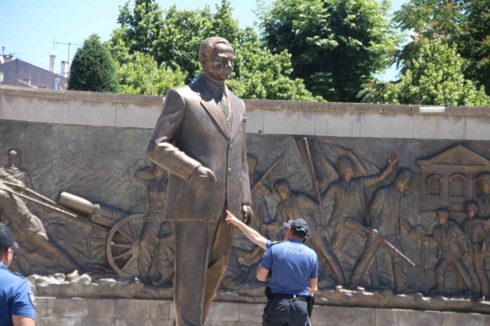 Atatürk heykeline yapılan saldırı ile ilgili açıklama