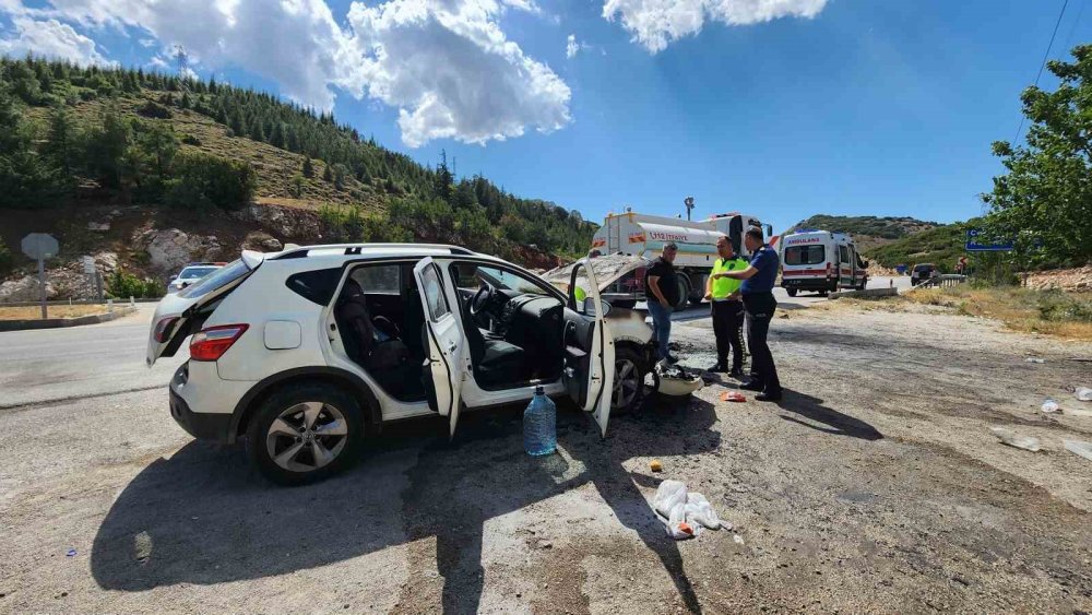 Seyir halindeki otomobil alev aldı