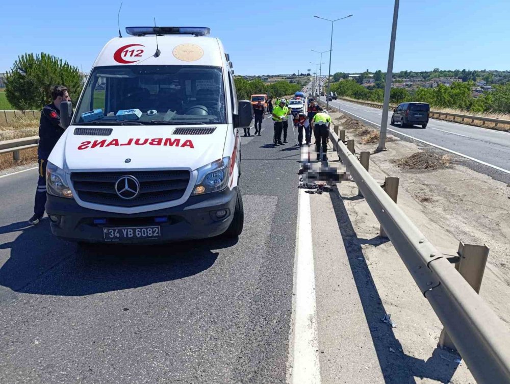 Bariyerlere çarpan motosiklet sürücüsü hayatını kaybetti