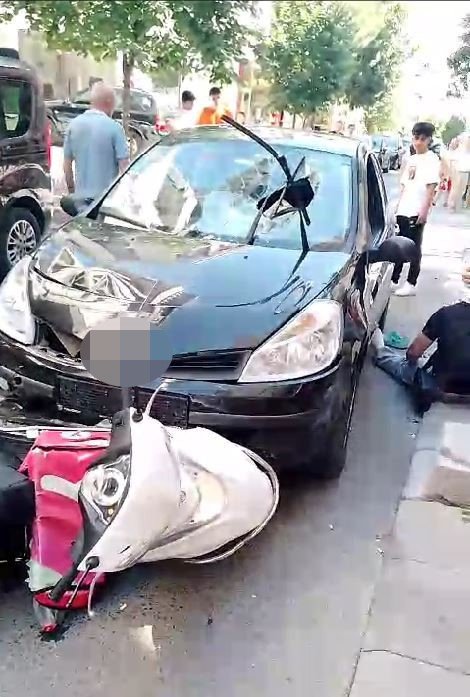 Motosikletlinin metrelerce sürüklendiği kaza kamerada