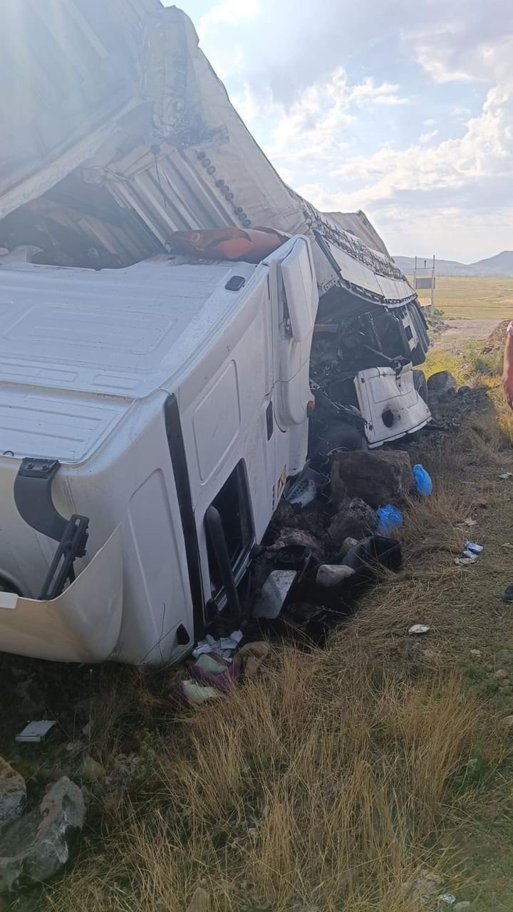 İran’a yük taşıyan tır kaza yaptı: Sürücü yaralandı