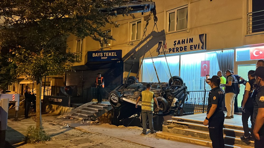 Otomobil 3 metre yükseklikten uçtu, 2 kişi yaralandı