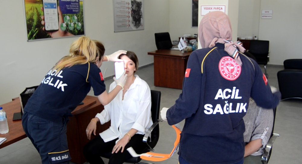 Otomobil traktör bayisine girdi; sürücü, ‘uykum vardı, mola vermeyince kaza yaptık’ dedi