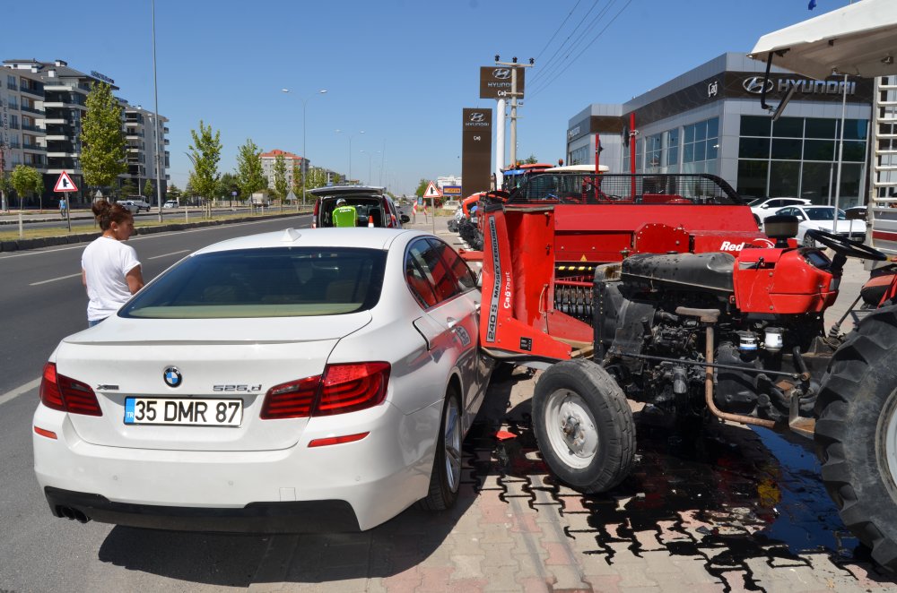 Otomobil traktör bayisine girdi; sürücü, ‘uykum vardı, mola vermeyince kaza yaptık’ dedi