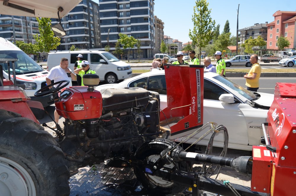 Otomobil traktör bayisine girdi; sürücü, ‘uykum vardı, mola vermeyince kaza yaptık’ dedi