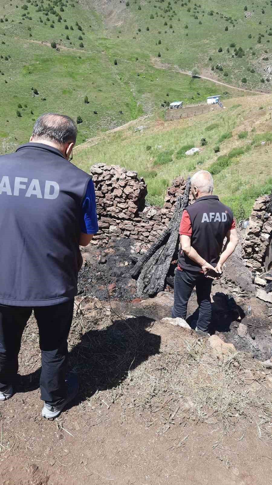 Sobadan çıktığı tahmin edilen yangında 5 yayla evi kül oldu