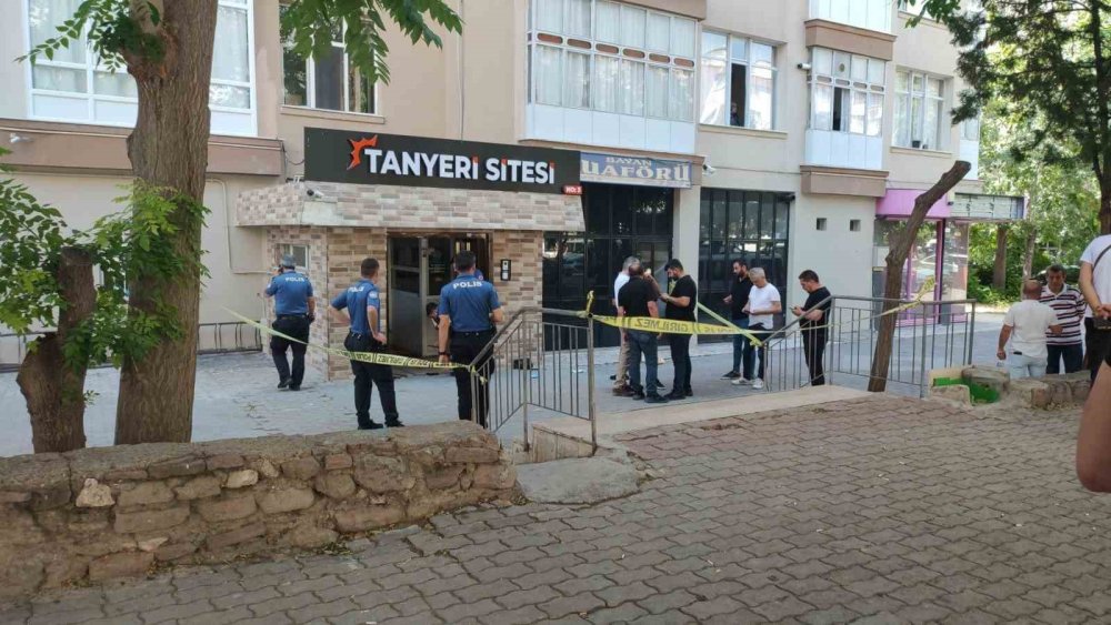 Konya'da evinin önünde öldürülen 4 çocuk annesi son yolculuğuna uğurlandı