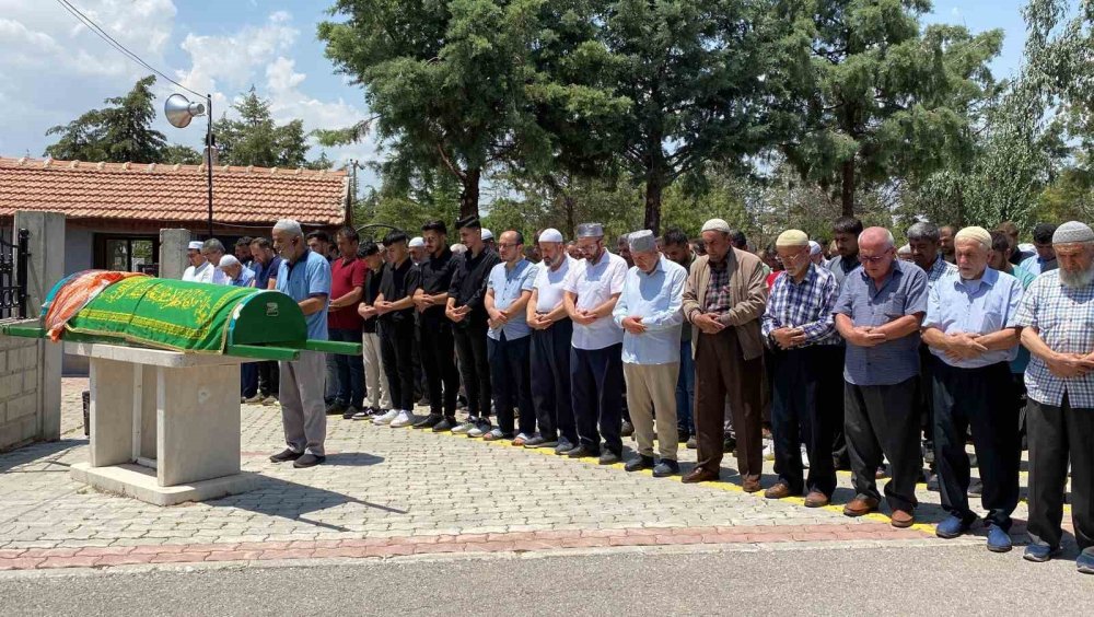 Konya'da evinin önünde öldürülen 4 çocuk annesi son yolculuğuna uğurlandı